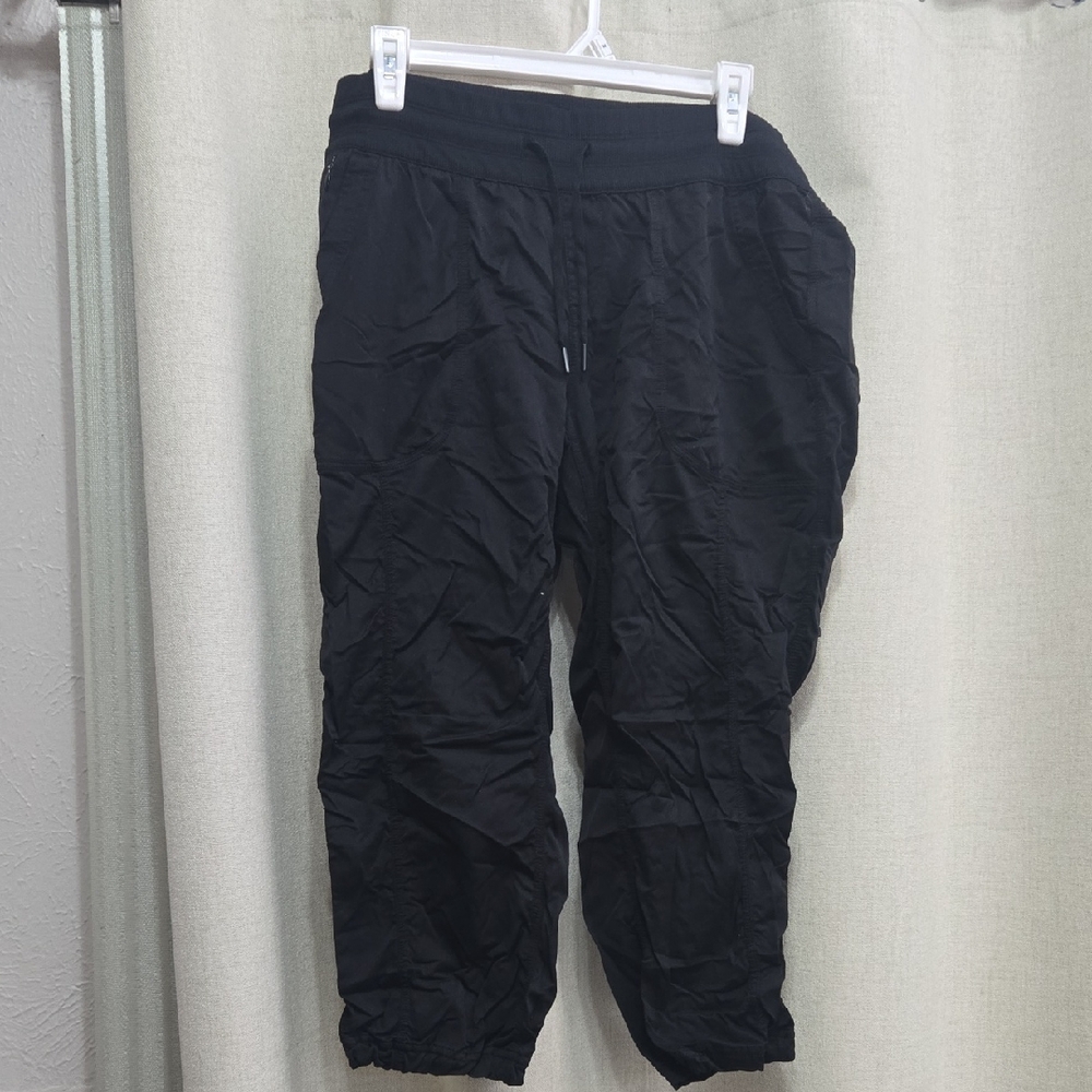The North Face Women's Aphrodite 2.0 Crop Black Capri Track Pants - Picture 4 of 6